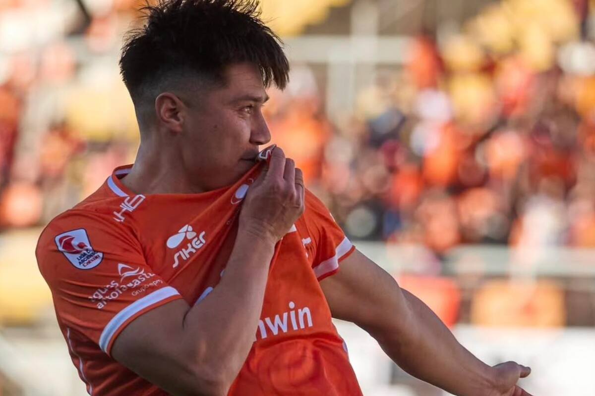 El delantero besando el escudo de Cobreloa. Foto: @cobreloasadpoficial en Instagram.