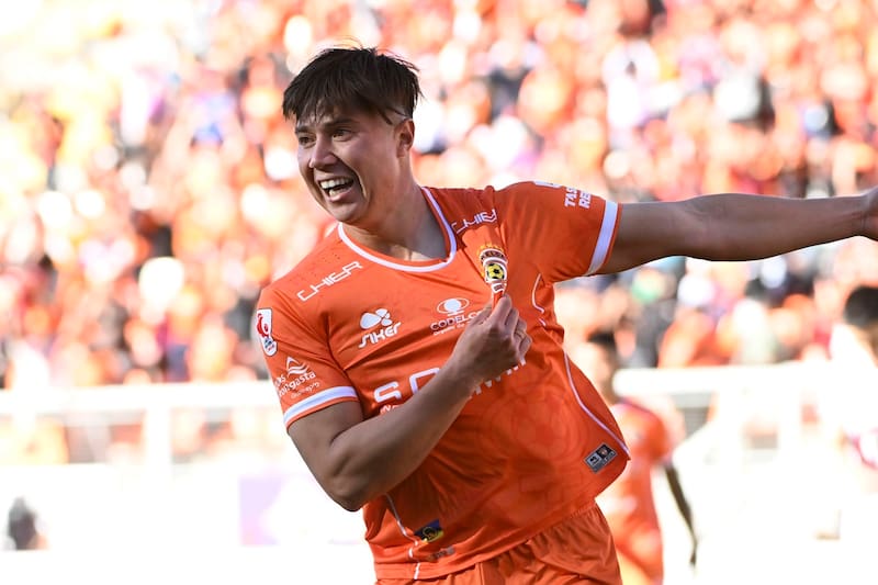 El artillero festeja uno de los ocho goles que ha anotado con la camiseta de Cobreloa. Foto: Agencia Aton.