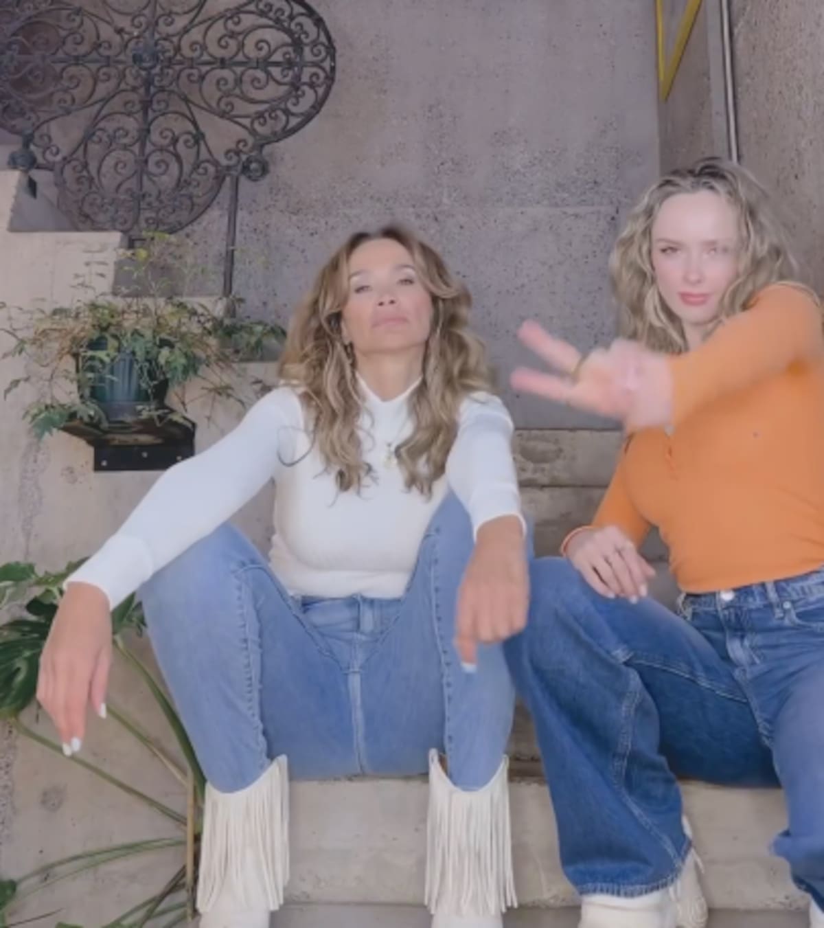 Imágen de la publicidad que grabaron Alejandra Fosalaba y Fiora Jaederlund