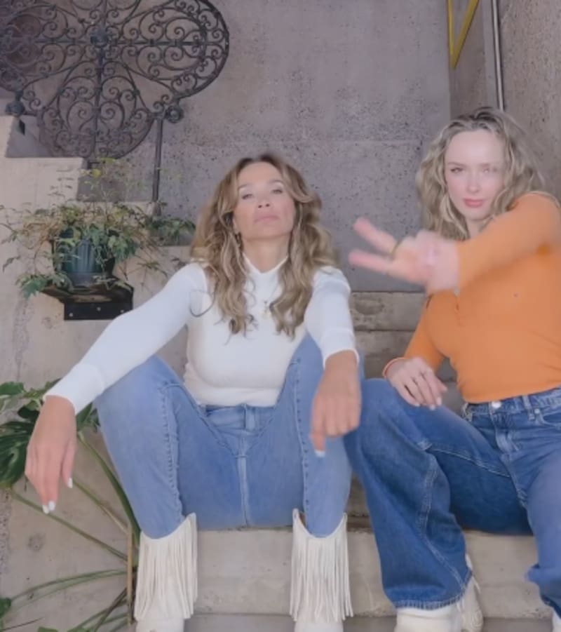 Imágen de la publicidad que grabaron Alejandra Fosalaba y Fiora Jaederlund