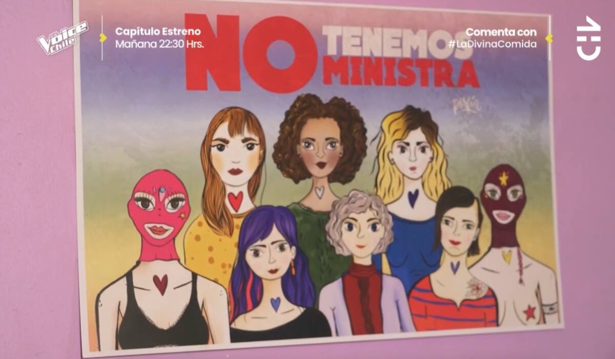 Mantiene afiches feministas en su espacio de trabajo / CHV