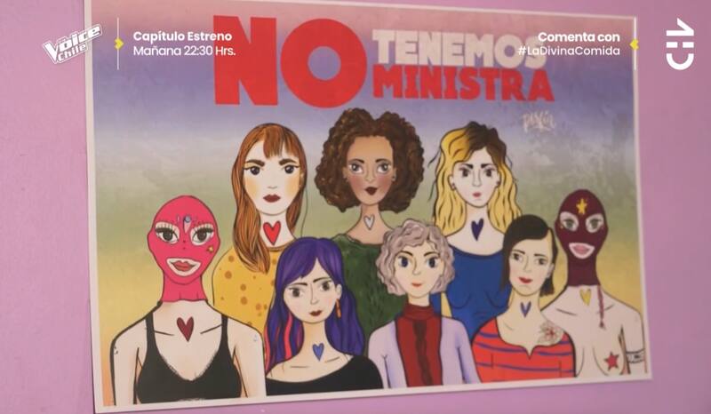 Mantiene afiches feministas en su espacio de trabajo / CHV