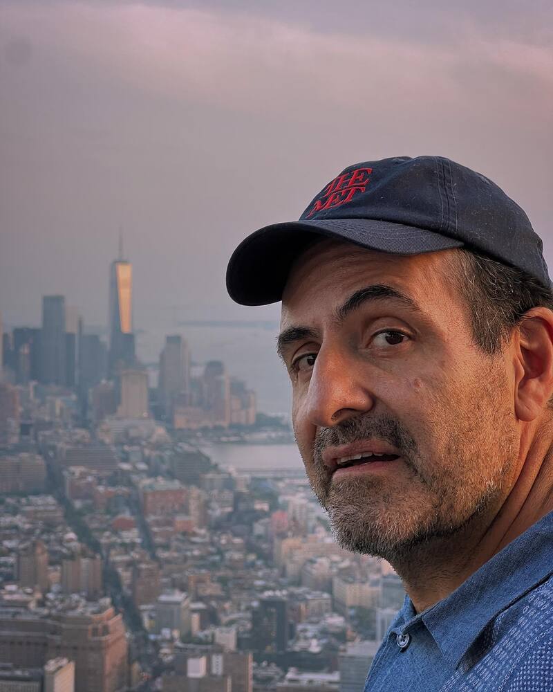 Interpreta al padre de Alexis en la serie.