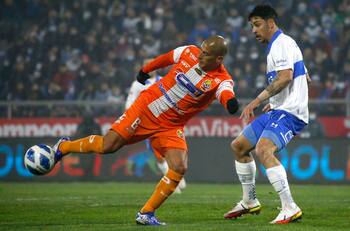 Alejandro Camargo adelantó el duelo con la UC y “mufó” a tres figuras de los “Cruzados”