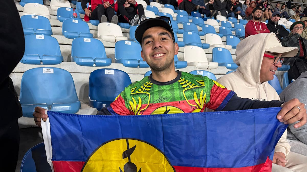 El hincha chileno que acompaña a Nueva Caledonia en el Mundial Sub 20 y que apenas sabe dónde queda el país oceánico
