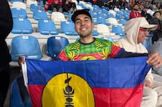 El hincha chileno que acompaña a Nueva Caledonia en el Mundial Sub 20 y que apenas sabe dónde queda el país oceánico