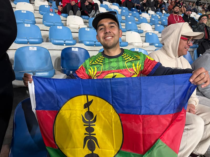 Hace un par de meses decidió que apoyaría a la selección oceánica en Rancagua. Mandó a hacer una camiseta y se instaló en El Teniente.