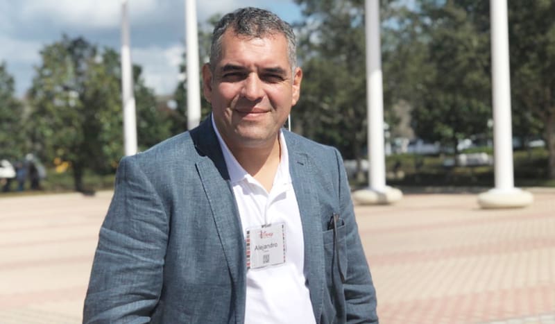 Alejandro Chávez es periodista y se destaca en la Radio Corazón.