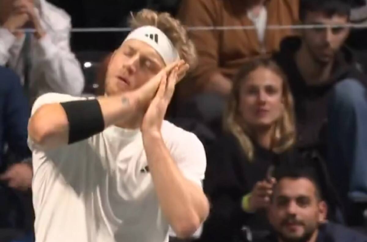 VIDEO | ¡Lluvia de pifias! Le ganó a un tenista francés en París y mandó a dormir al público local