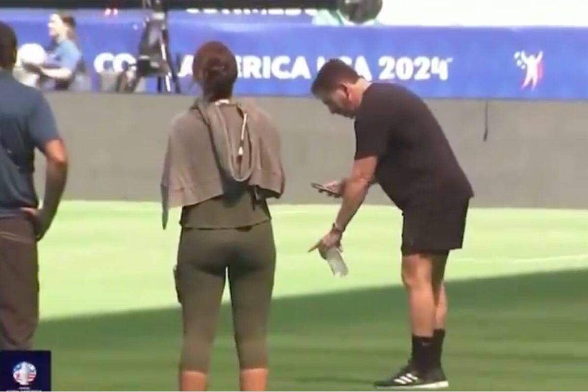 Alejandro Domínguez revisando el estado de la cancha tras los cuestionamientos de Marcelo Bielsa.