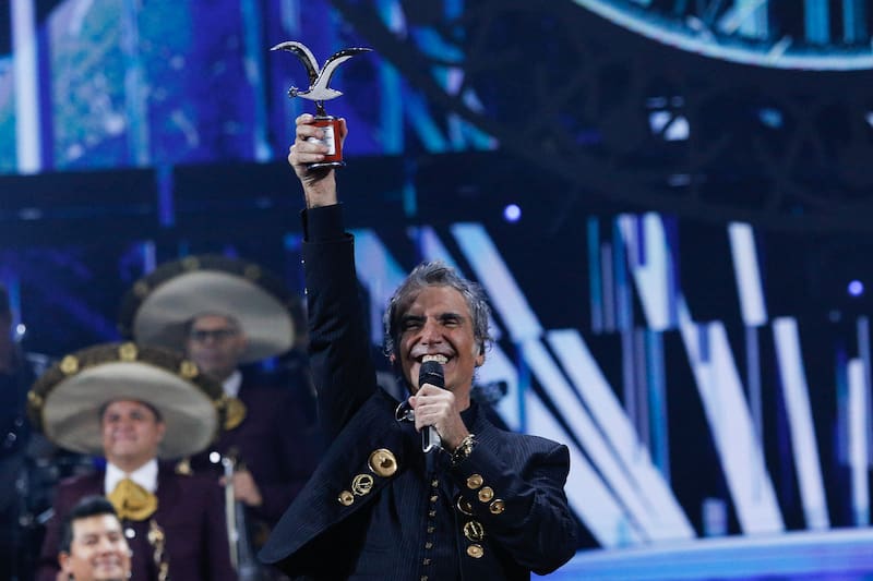 El ídolo mexicano recibió las Gaviotas de Plata y Oro.