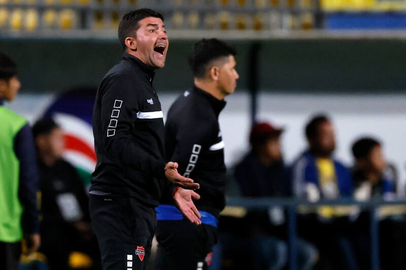 dirigiendo a Ñublense de manera interina. Foto: Aton