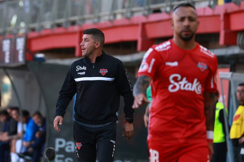 El técnico interino de Ñublense.