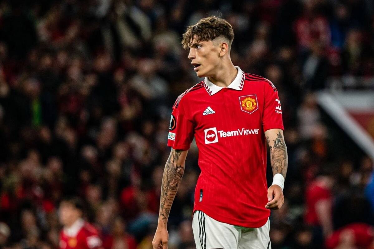 debutó en 2022 en el Manchester United.