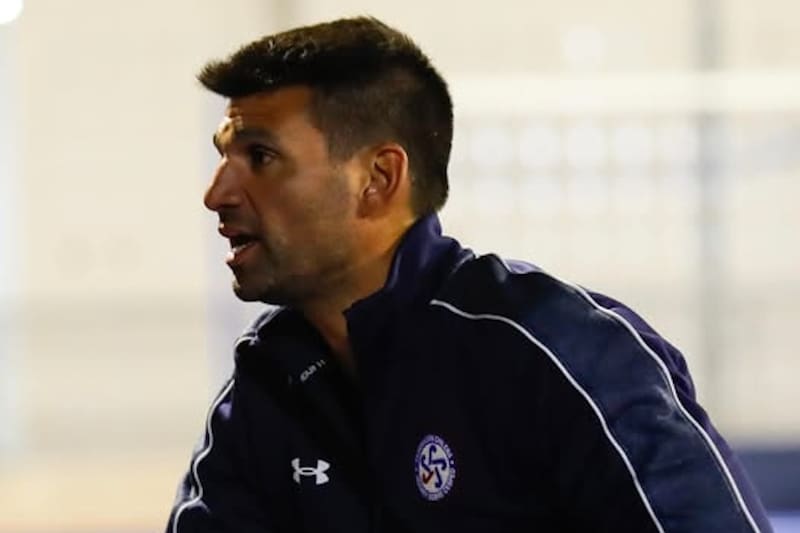 El coach de Las Diablas Junior se ilusiona con mejorar la presentación en el certamen anterior. Foto: Chile Hockey.