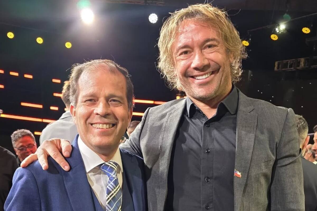 El emblemático relator junto a Diego Lugano de Uruguay.