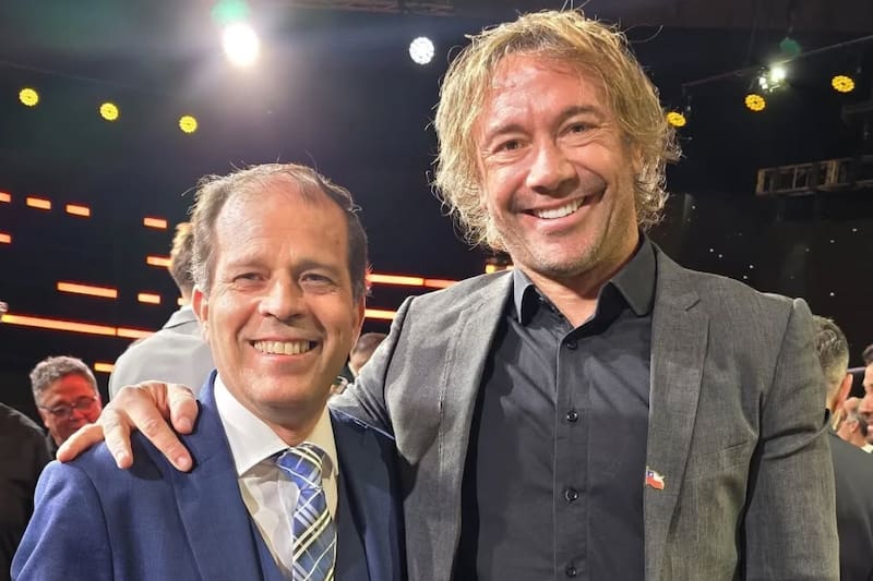 El emblemático relator junto a Diego Lugano de Uruguay.