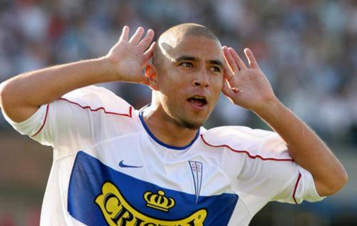 El exmediocampista tras anotar un gol en la final de vuelta entre la UC y la U en 2005.