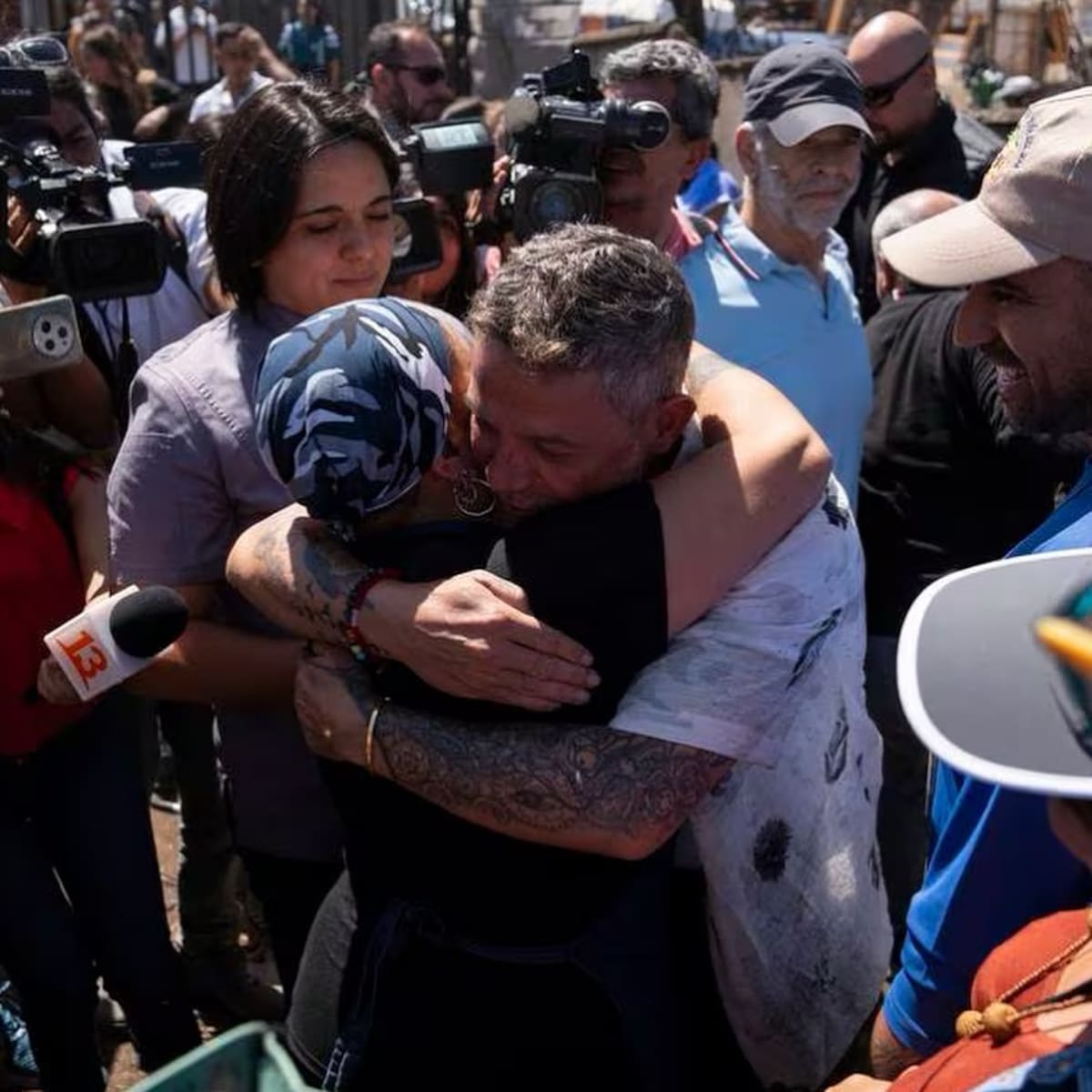 Alejandro Sanz visitó a los afectados de la Quinta Región.