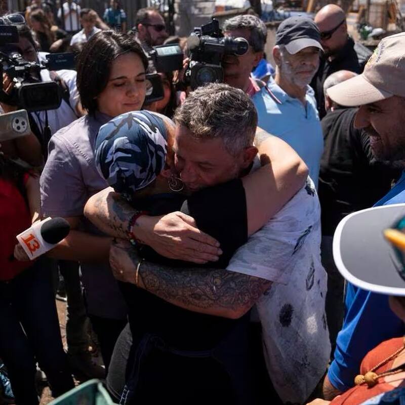 Alejandro Sanz visitó a los afectados de la Quinta Región.