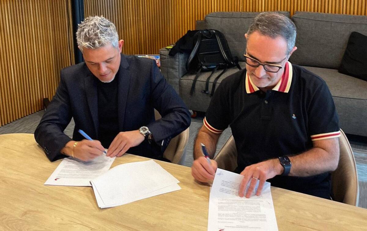 El cantante firmó nuevo contrato con Sony Music.