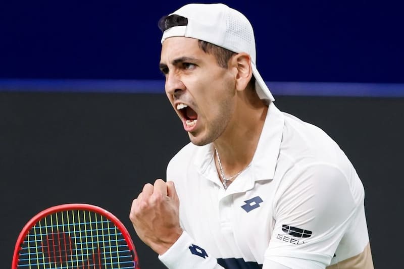 El chileno celebra el título en el ATP 250 de Chengdu, su primer título de la temporada. Foto: Instagram @chengduopentennis