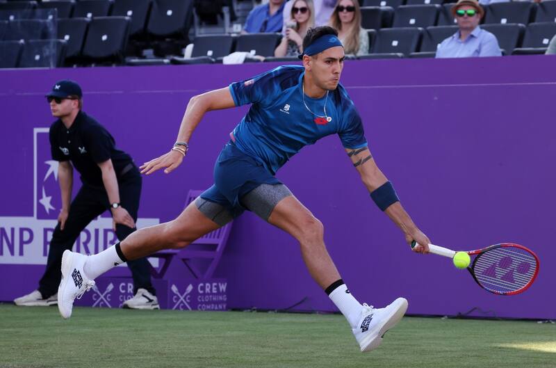 Alejandro Tabilo no pudo terminar su partido de primera ronda en Queen's. EFE