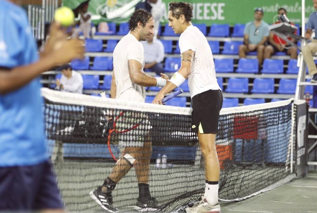 saludando a Gonzalo Lama tras derrotarlo en el Challenger de Los Cabos.