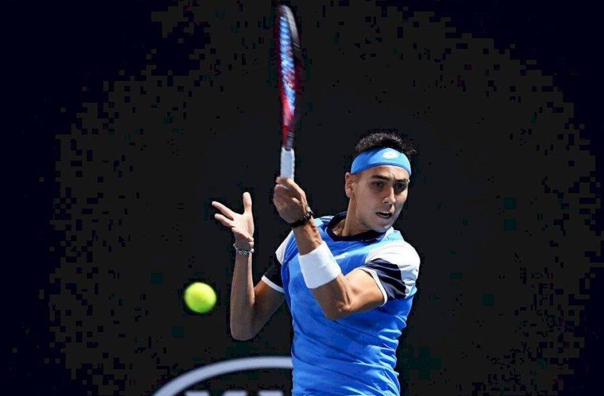golpeando una pelota.