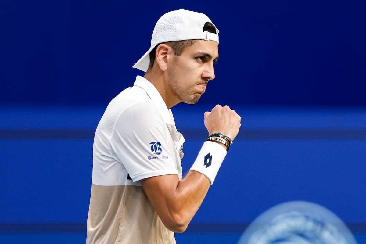 El chileno se metió en cuartos de final en China, tras eliminar al número 30 del mundo, Luciano Dardiero. Foto: @chengduopen en X
