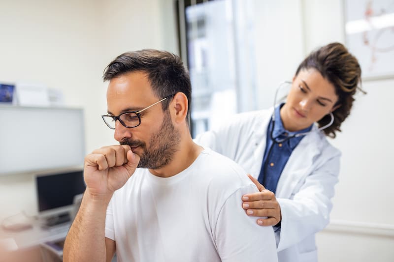 El llamado de las expertas en salud es a consultar con un médico de confianza para encontrar el tratamiento indicado y evitar complicaciones a futuro. Créditos: Freepik.