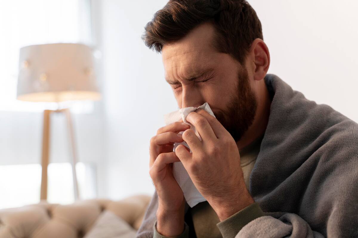 Esta patología está marcada por síntomas como estornudos, picazón en ojos y nariz, congestión, dificultad respiratoria, entre otros. Créditos: Freepik.