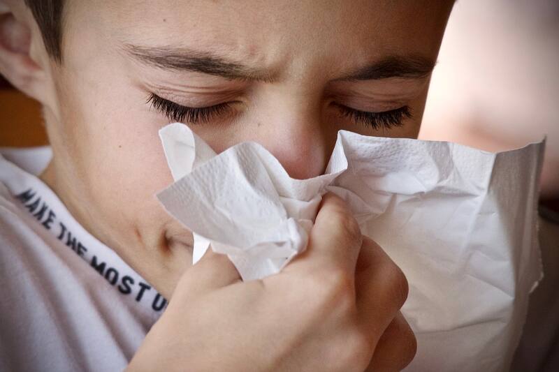 Niños y adultos pueden sufrir con las molestias alergias de otoño.