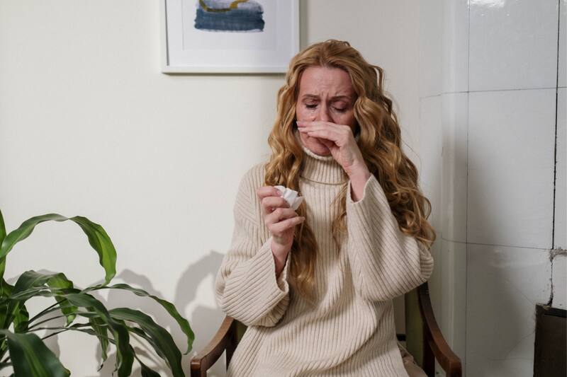 Los estornudos suelen ser más seguidos y prolongados en un resfriado, más que en una alergia primaveral.