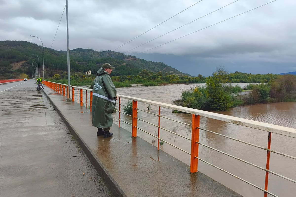 El anuncio se debe a la crecida del río Mataquito y el estero Paillihue. Foto: Carabineros del Maule en X.