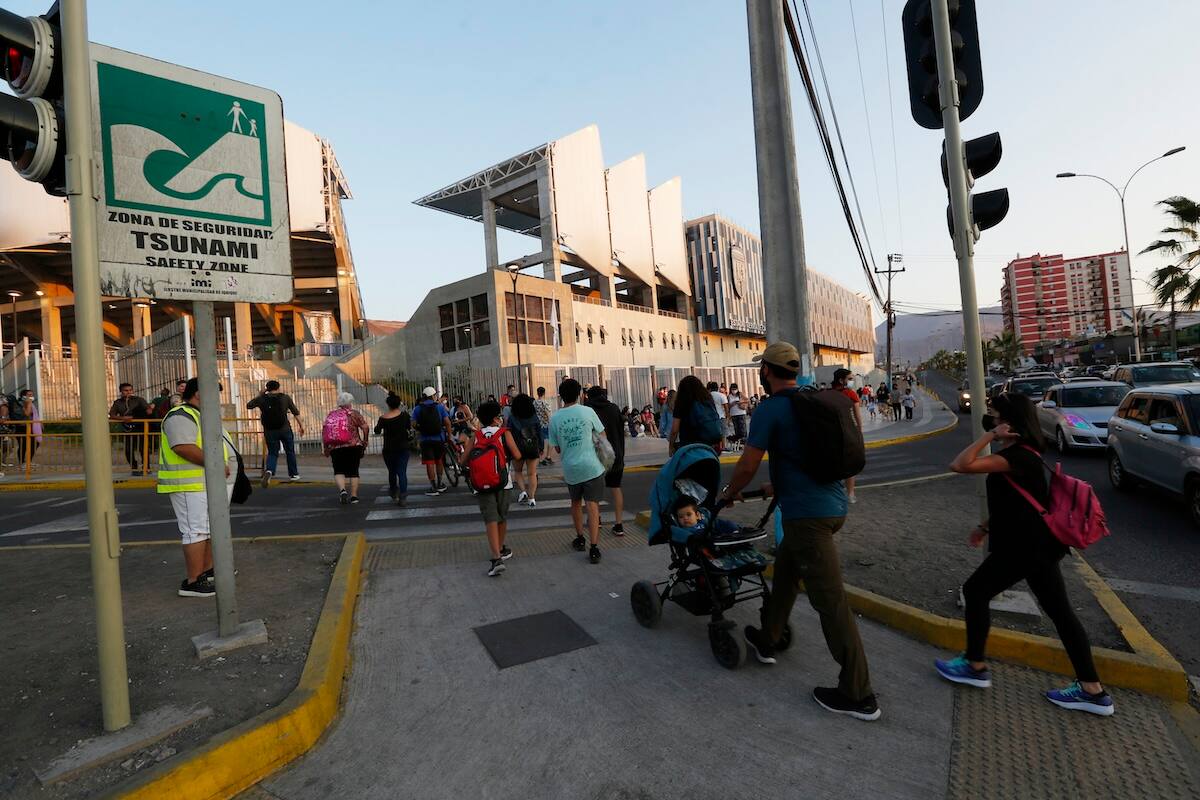 En diferentes partes del país ya comenzaron a evacuar el borde costero.