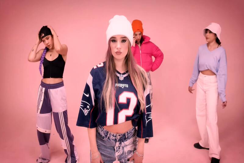 Alessia Traverso mostró distintos looks en el videoclip de "Ex"