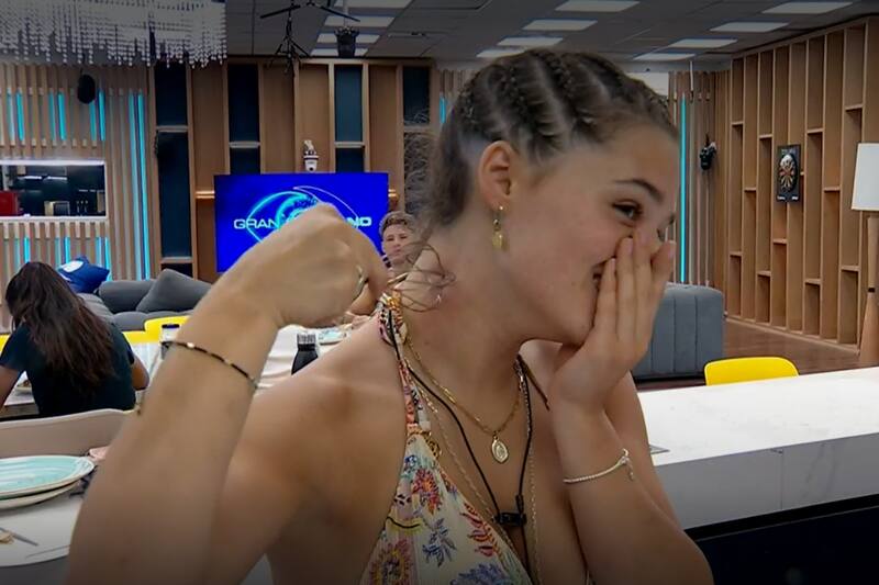 La cantante utilizó una particular técnica para eliminar el chupón que dice haber aprendido en redes sociales.
