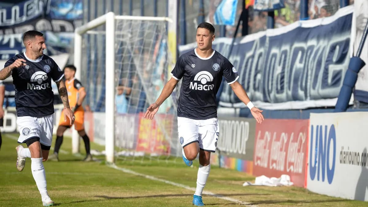 celebrando con la camiseta de Independiente Rivadavia de Mendoza.