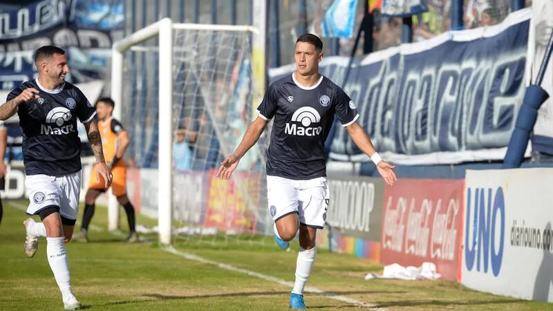 celebrando con la camiseta de Independiente Rivadavia de Mendoza.