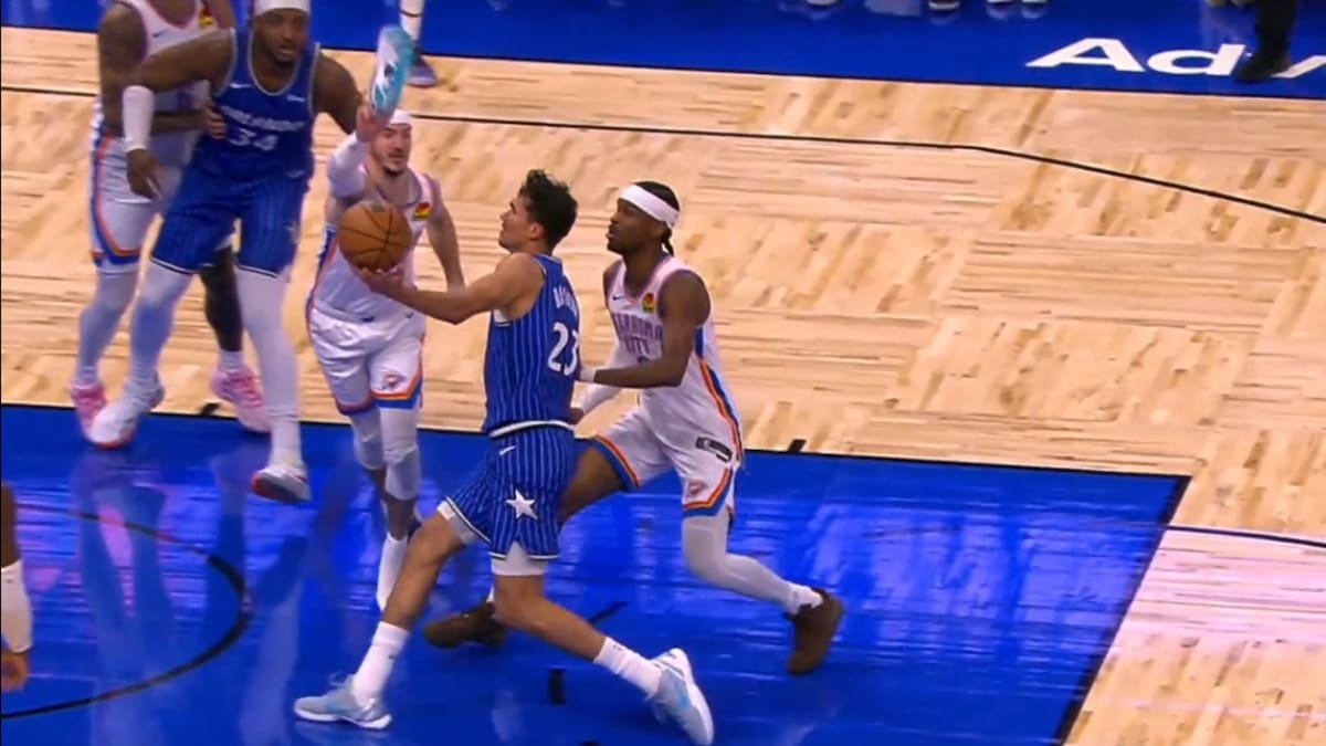 ¡Insólito! Jugador de la NBA bloquea un tiro con su zapatilla