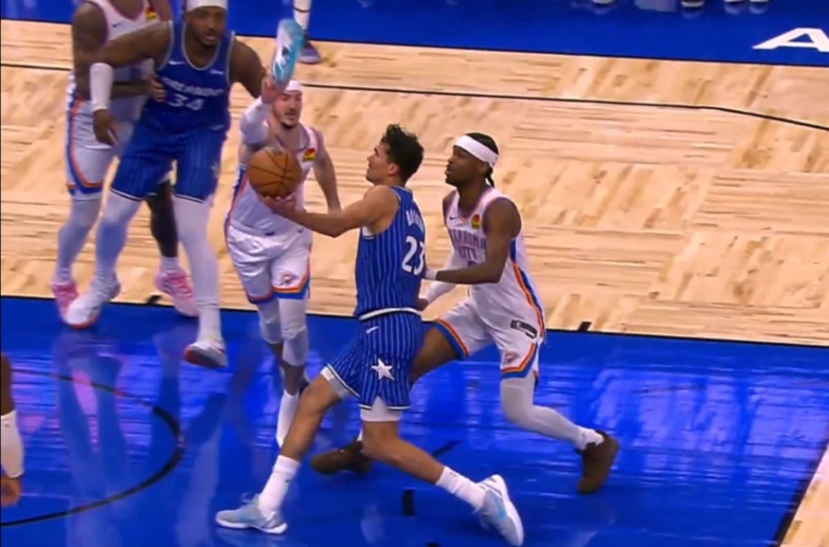 ¡Insólito! Jugador de la NBA bloquea un tiro con su zapatilla