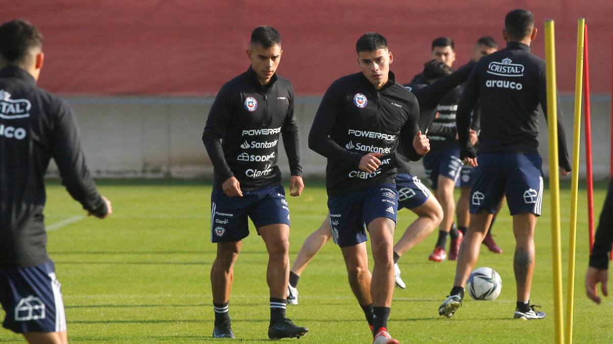 Pasó por La Roja, rescindió en Argentina y su futuro quedó en el aire: “Estamos barajando volver a Chile”