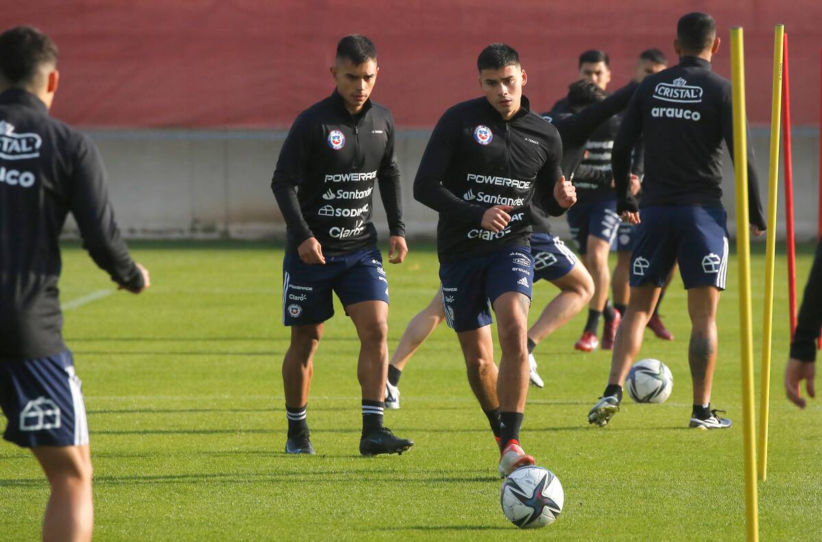 Pasó por La Roja, rescindió en Argentina y su futuro quedó en el aire: “Estamos barajando volver a Chile”