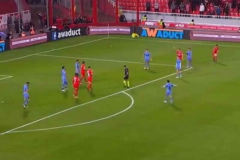 Alex Ibacache tuvo un partido para el olvido ante Independiente