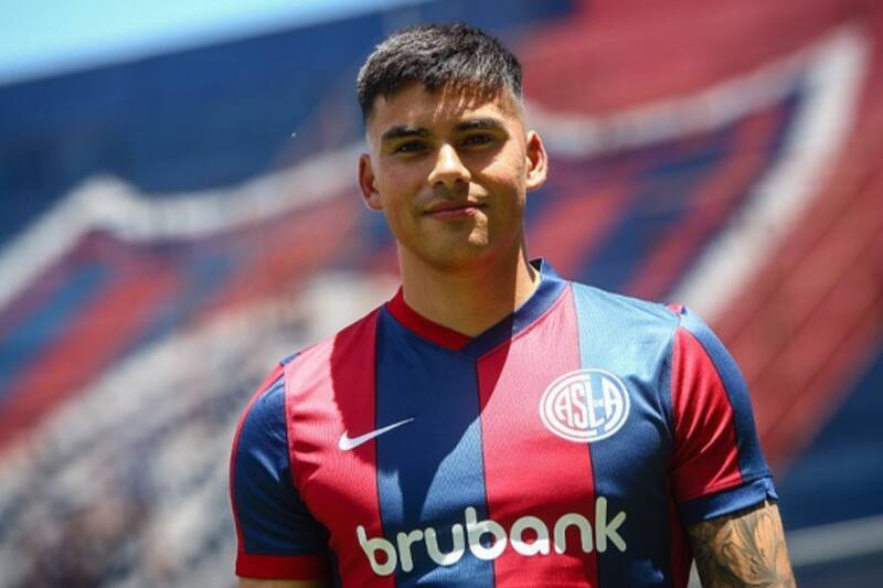 El defensa chileno, cuando fue presentado en San Lorenzo.