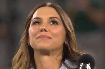 Leyenda inmortal: ovación de pie para retirar la mítica camiseta de Alex Morgan