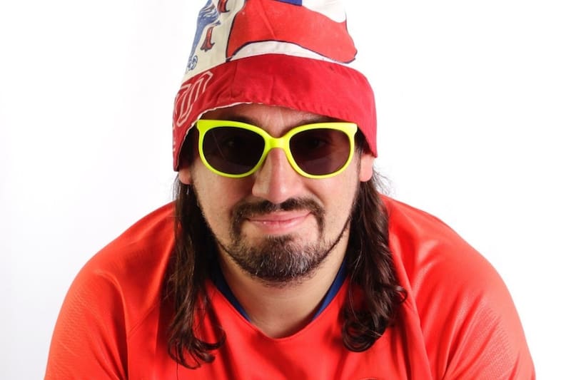 es un destacado comediante chileno.