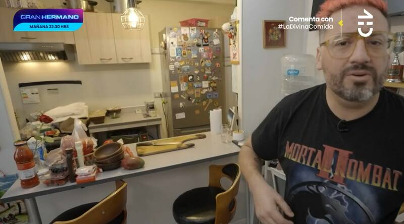 La cocina de Alex Ortiz se encontraba repleta de implementos y comida para la cena.