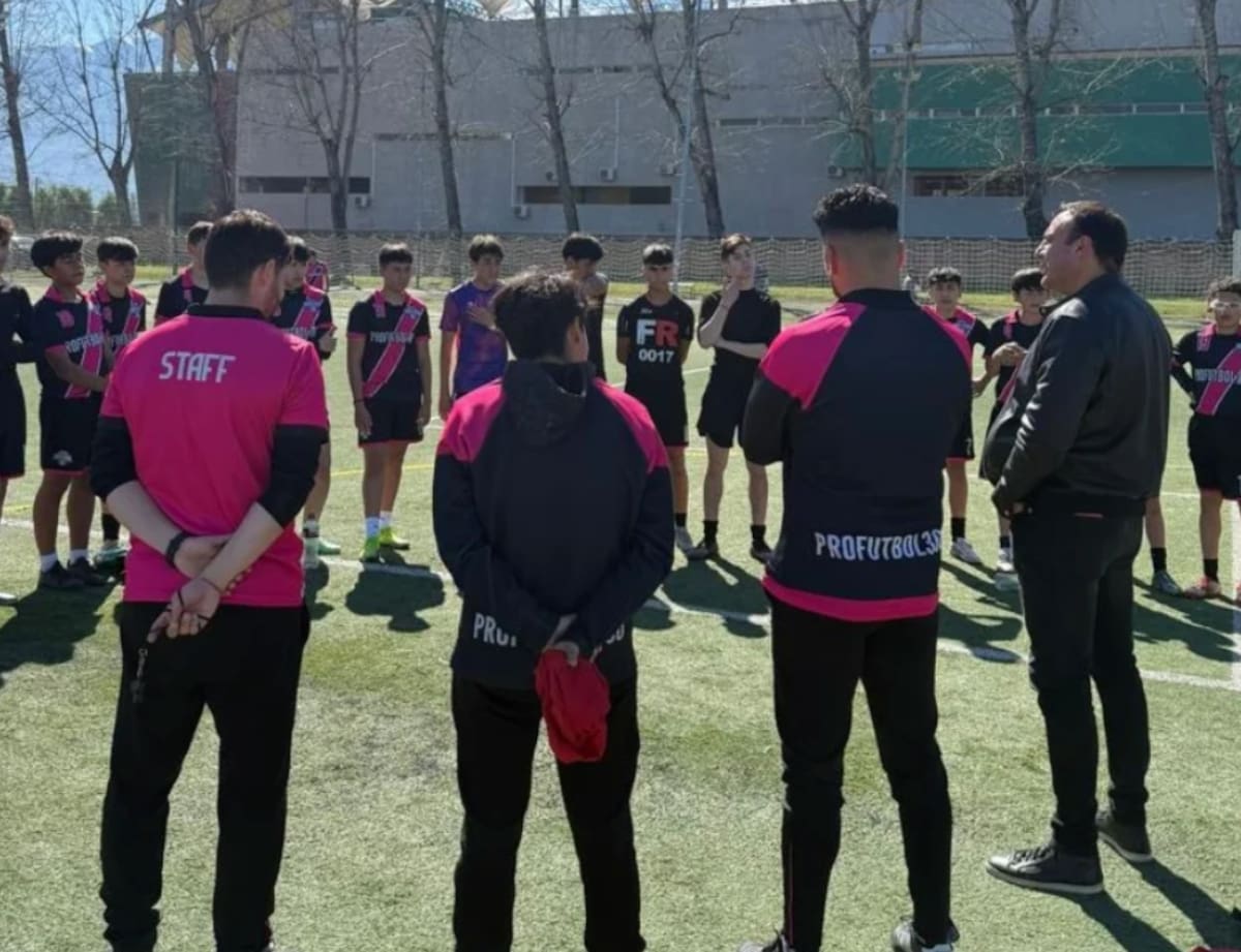 Ejerciendo sus labores de coaching deportivo.